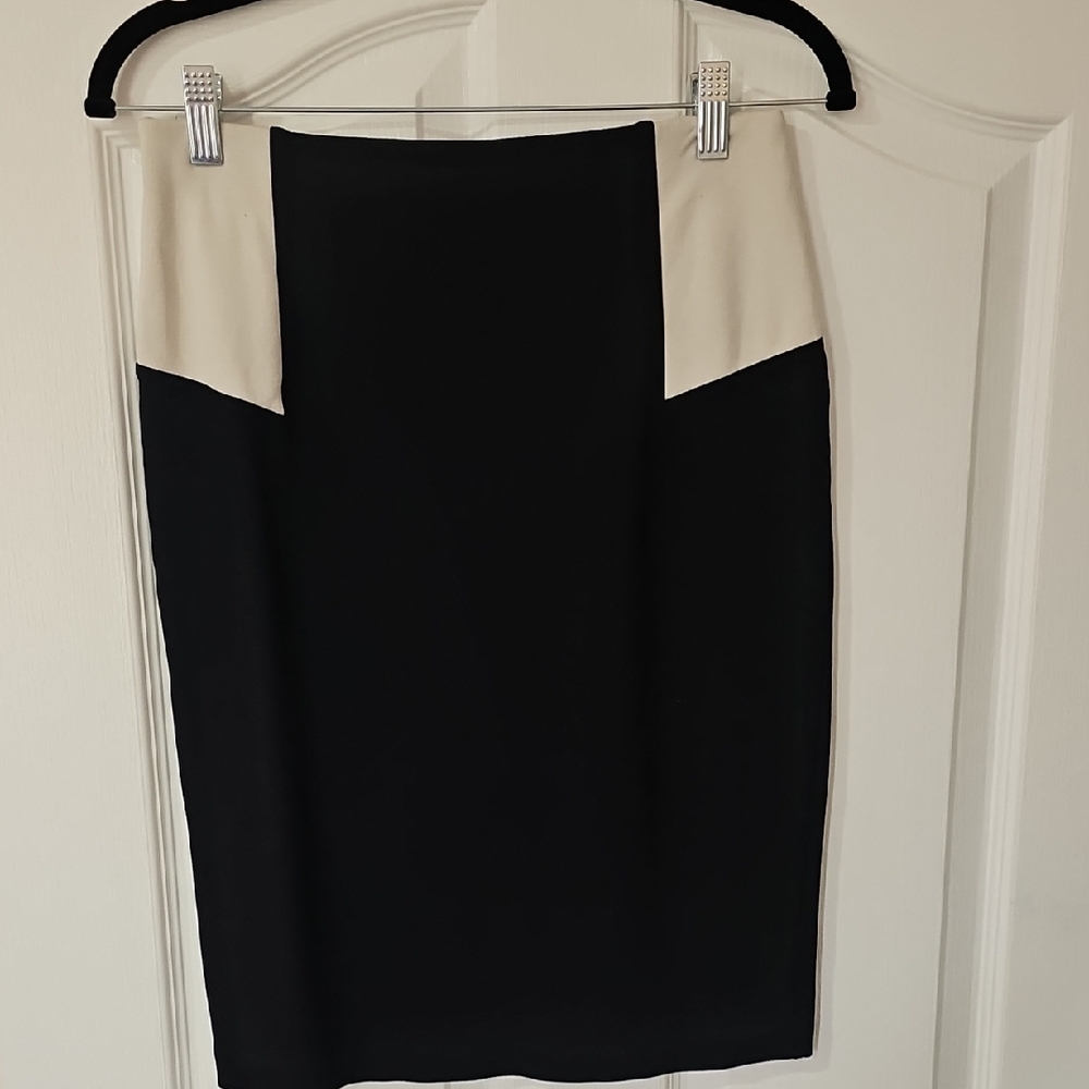 5 /$20 Chic Black and Cream Skirt